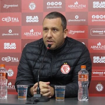 Raul Cabral rejeita proposta para comandar o Figueirense e continua no Hercílio Luz
