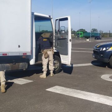 Polícia recupera caminhão roubado e clonado na BR-101 Polícia recupera caminhão roubado e clonado na BR-101