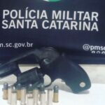 Homem é preso por porte irregular de arma de fogo em Laguna