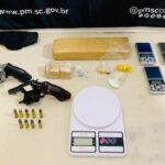 Drogas e armas são apreendidas durante ação da Polícia Militar em Araranguá
