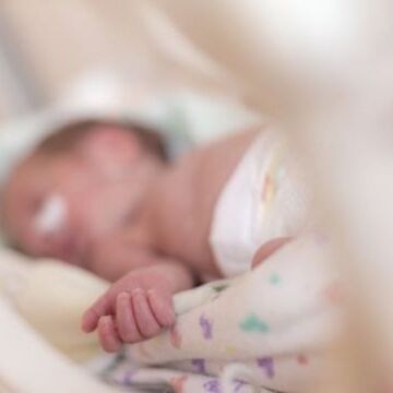 Bebê de quatro meses morre após ficar sem respirar Bebê de quatro meses morre após ficar sem respirar