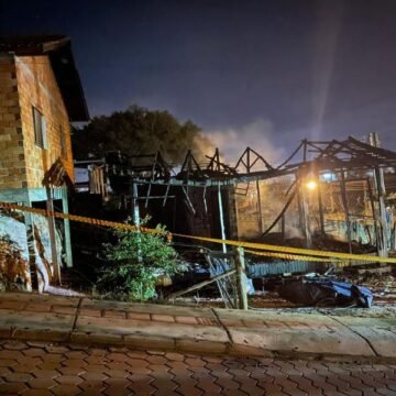 Incêndio em residência deixa um homem ferido em Braço do Norte