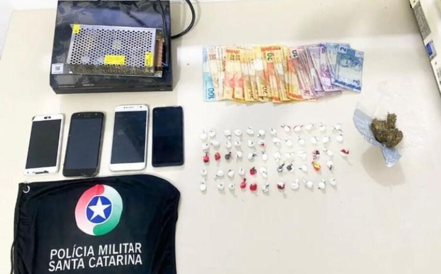 Ação da Polícia Militar resulta em apreensão de drogas e prisão de um suspeito Ação da Polícia Militar resulta em apreensão de drogas e prisão de um suspeito