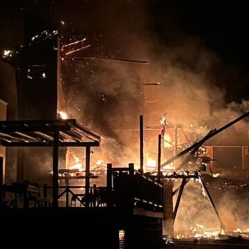 Laguna: incêndio de grandes proporções destrói residências em Ponta do Daniel Laguna: incêndio de grandes proporções destrói residências em Ponta do Daniel