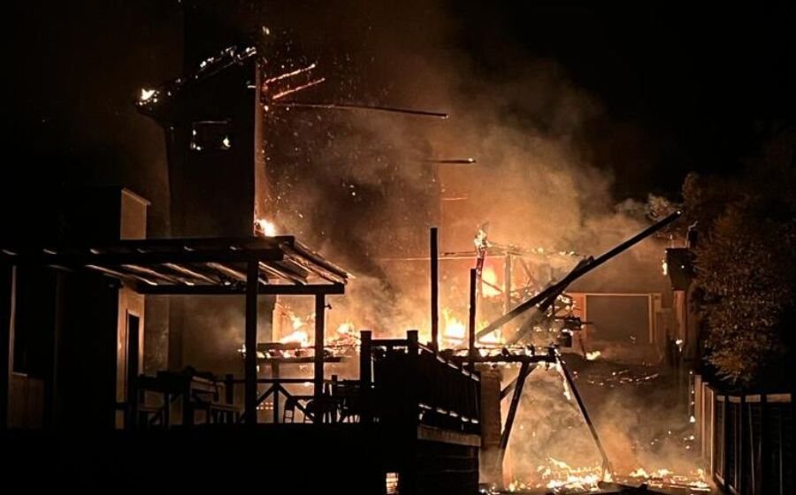 Laguna: incêndio de grandes proporções destrói residências em Ponta do Daniel