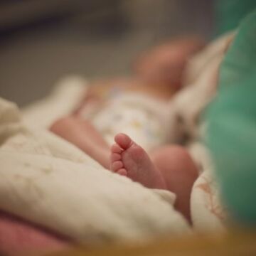 Polícia investiga morte de recém-nascido e prisão de mãe com mandados em aberto