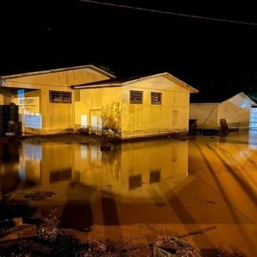 Equipes de Bombeiros Militares Atuam no Resgate de Desabrigados em Praia Grande devido a Fortes Chuvas Equipes de Bombeiros Militares Atuam no Resgate de Desabrigados em Praia Grande devido a Fortes Chuvas