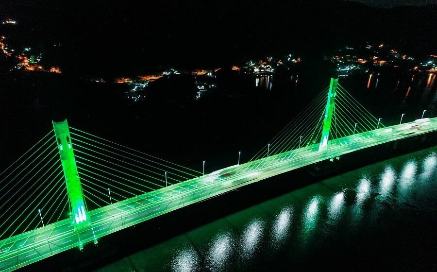 Ponte Anita Garibaldi ganha iluminação verde em alusão ao Dia do Meio Ambiente