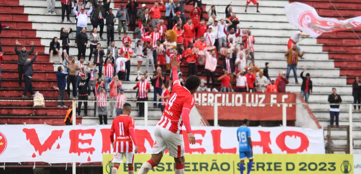 Hercílio Luz alcança mais de 600 dias de invencibilidade em casa e faz história Hercílio Luz alcança mais de 600 dias de invencibilidade em casa e faz história