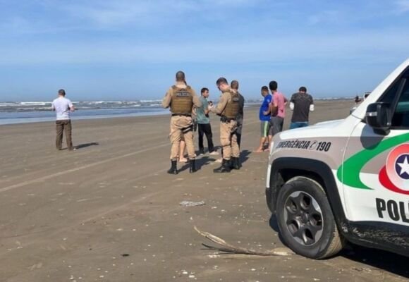 Policiais Militares resgatam pescador em perigo no mar