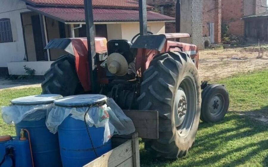 Acidente entre motocicleta e trator agrícola deixa duas pessoas feridas