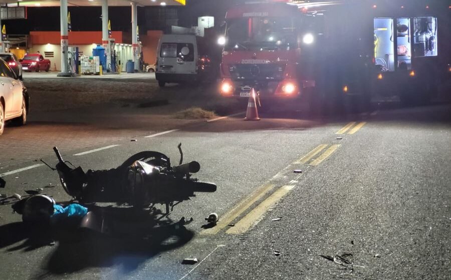 Motociclista sofre traumatismo cranioencefálico após colisão com carro