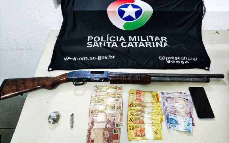 PM apreende arma de fogo ilegal e maconha em residência PM apreende arma de fogo ilegal e maconha em residência