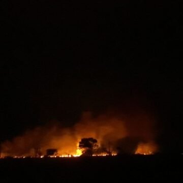 Corpo de Bombeiro combate incêndio entre Itapirubá e Praia do Sol Corpo de Bombeiro combate incêndio entre Itapirubá e Praia do Sol