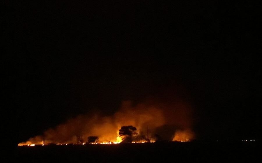 Corpo de Bombeiro combate incêndio entre Itapirubá e Praia do Sol