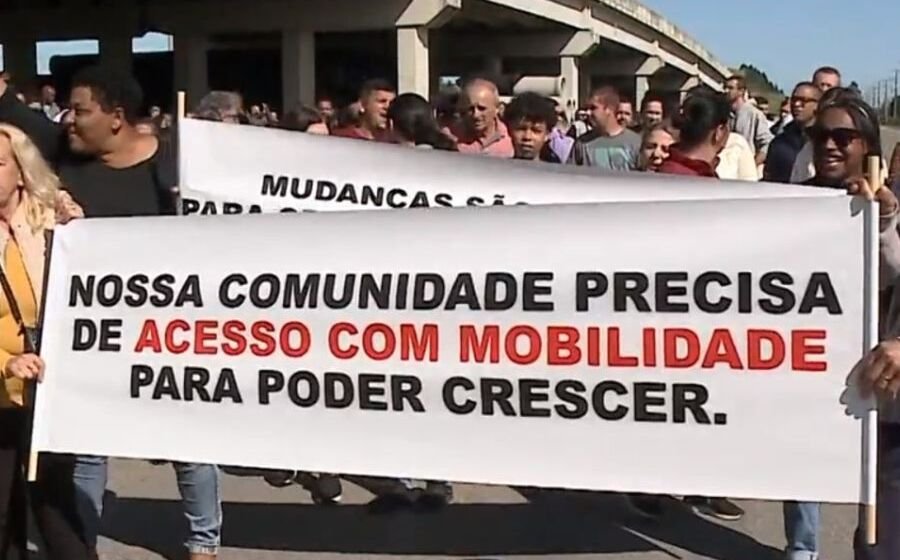 Moradores de Capivari de Baixo protestam contra mudanças na marginal da BR-101