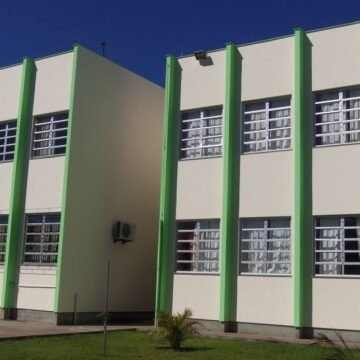 Professora é empurrada por aluna em escola de Tubarão