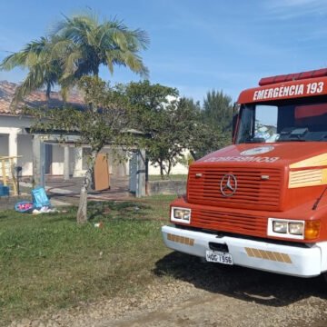 Bombeiros combatem fogo em residência em Jaguaruna