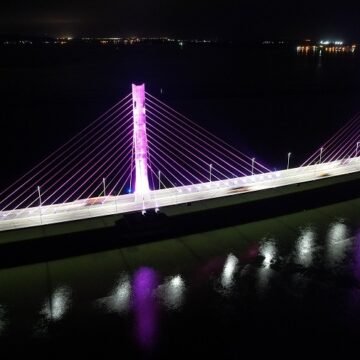 Ponte Anita Garibaldi terá iluminação especial para homenagear aniversário da heroína Ponte Anita Garibaldi terá iluminação especial para homenagear aniversário da heroína