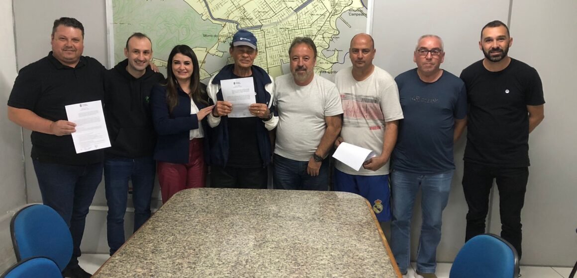 Prefeitura de Tubarão entrega documentos de concessão de área verde a três entidades esportivas
