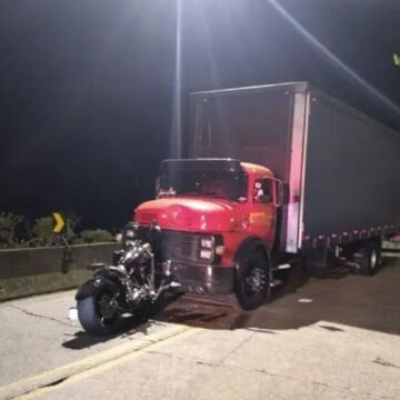 Acidente entre motocicleta e caminhão deixa homem ferido