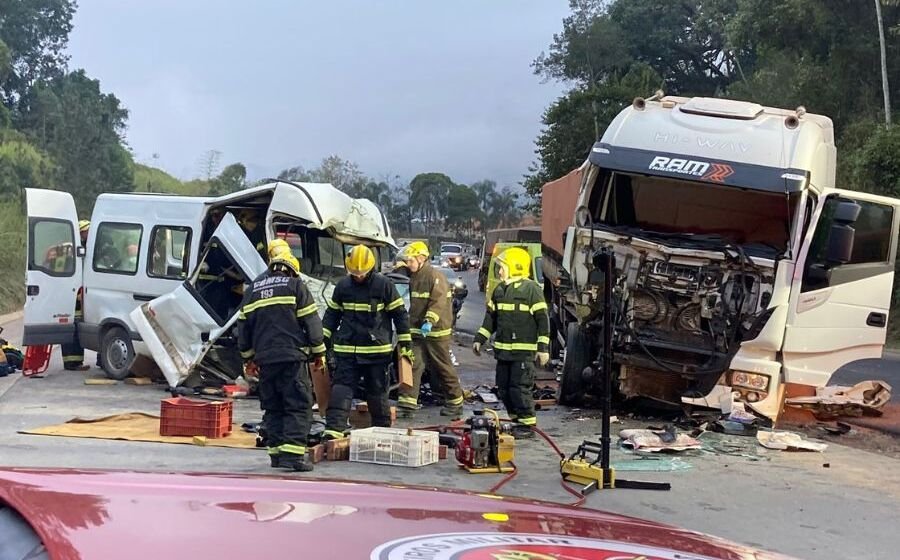 Grave acidente entre van e caminhão deixa três mortos e oito feridos em Blumenau