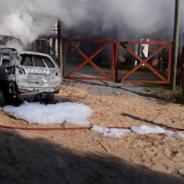 Carro pega fogo e fica totalmente destruído em Imbituba