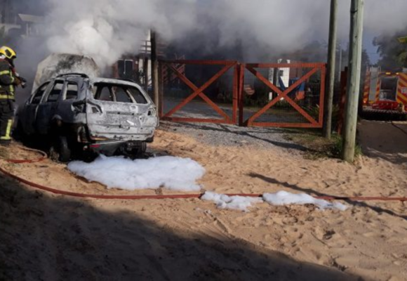 Carro pega fogo e fica totalmente destruído em Imbituba