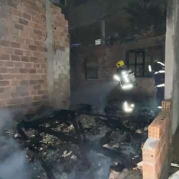 Residência é destruída por incêndio em Tubarão Residência é destruída por incêndio em Tubarão