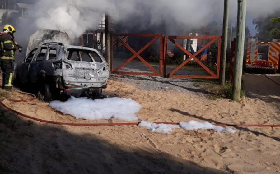 Carro pega fogo e fica totalmente destruído em Imbituba