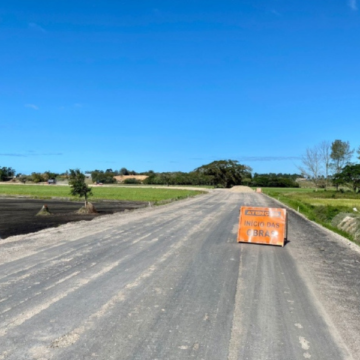 Jaguaruna: obras de pavimentação da Estrada da Jabuticabeira são retomadas Jaguaruna: obras de pavimentação da Estrada da Jabuticabeira são retomadas