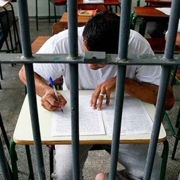 Internos do sistema prisional da AMUREL buscam certificação educacional