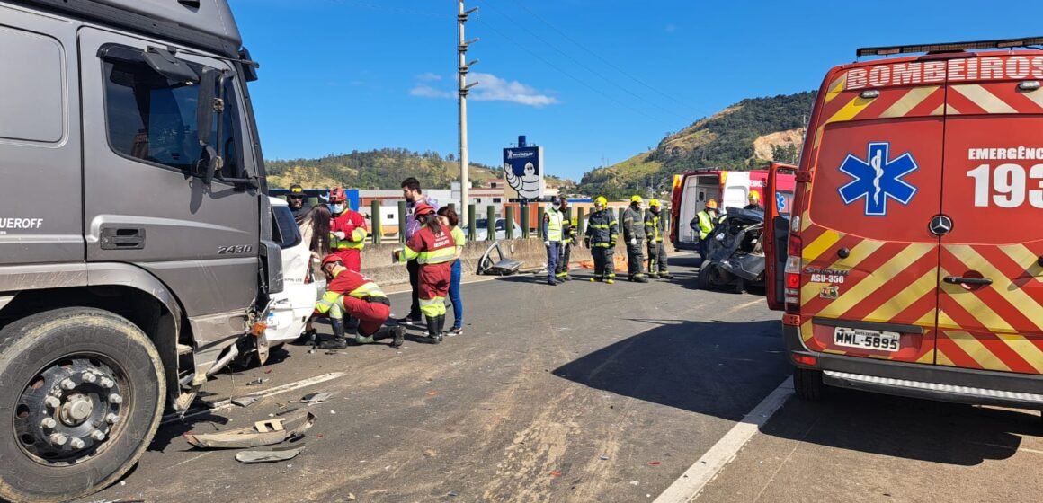 Acidente na BR-101 deixa mulher presa às ferragens em Tubarão