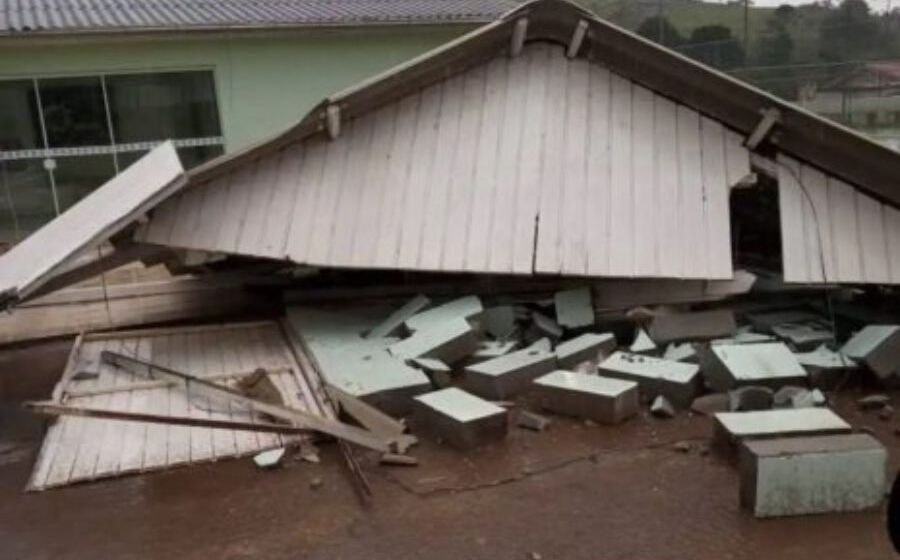 Vendaval e chuva de granizo causam destruição em Santa Catarina