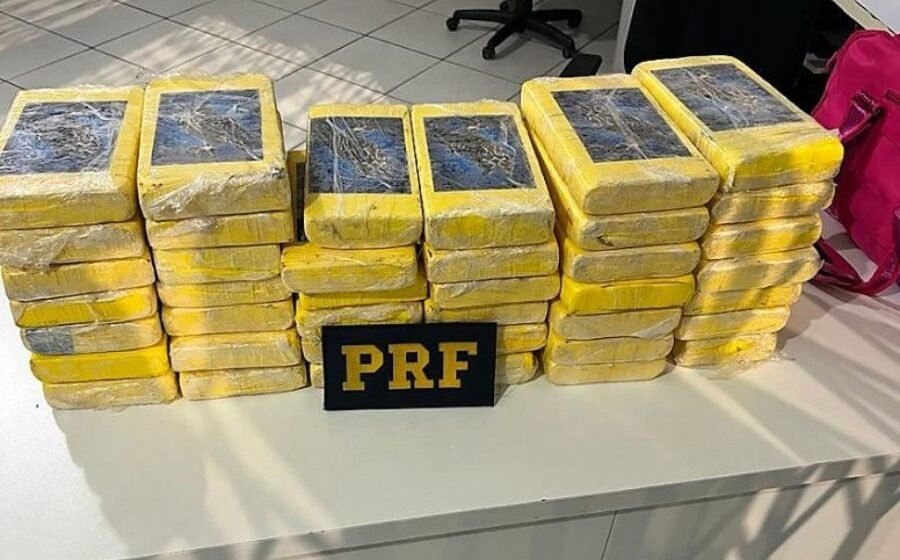 Dupla é flagrada transportando 43 quilos de cocaína