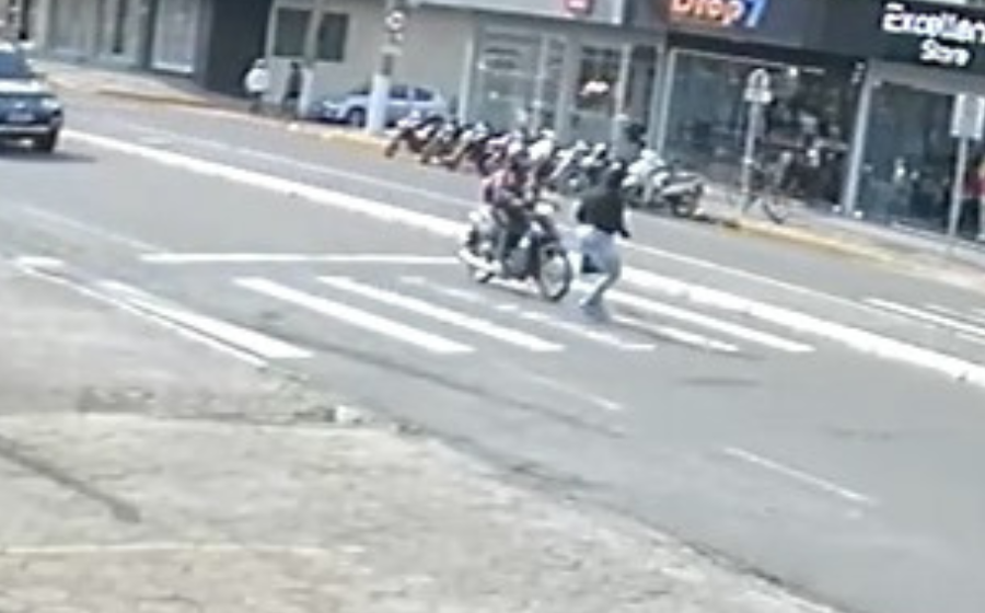 Mulher é atropelada por motociclista na faixa de pedestres na avenida Marcolino Martins Cabral