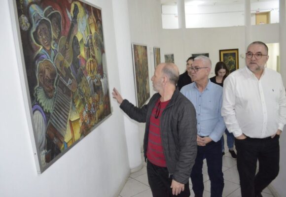 Prefeito e vice-prefeito de Tubarão visitam Centro Municipal de Cultura durante dia de Willy Zumblick