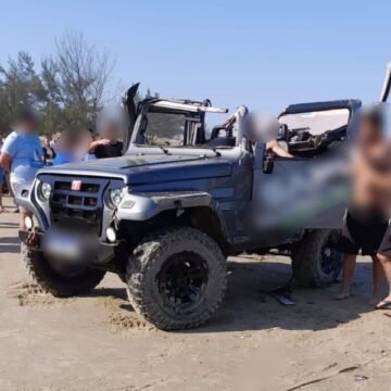 Veículo capota na praia da Esplanada, em Jaguaruna