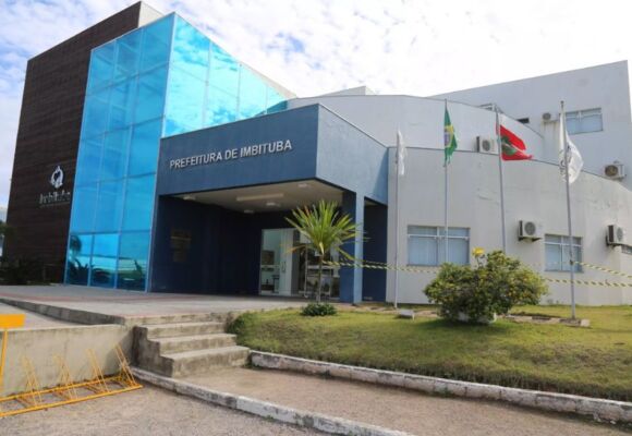 Operação da Polícia Civil cumpre mandados de busca e apreensão a apura desvio na Prefeitura de Imbituba