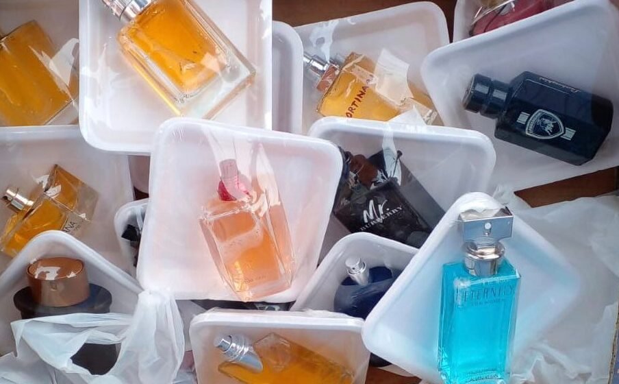 Vigilância Sanitária apreende perfumes falsificados no Centro Histórico em Laguna