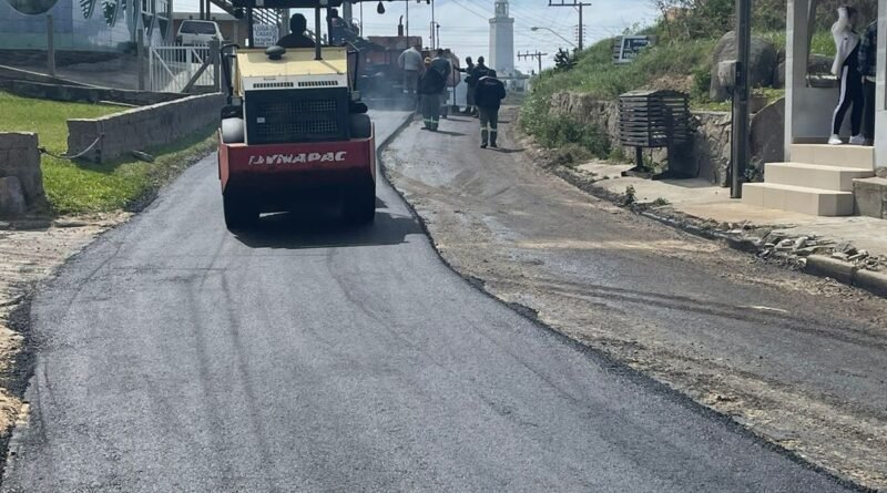 Laguna: Acesso ao Farol de Santa Marta recebe primeira camada de asfalto