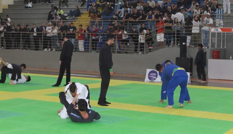 Atletas da escolinha de jiu-jitsu de Capivari de Baixo conquistam 22 medalhas no Circuito Catarinense