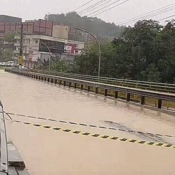 Ponte na área central de Orleans é interditada devido às fortes chuvas