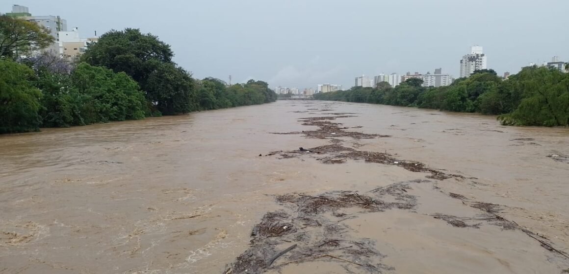 Nível do Rio Tubarão aumenta nas últimas horas e entra em estado de alerta