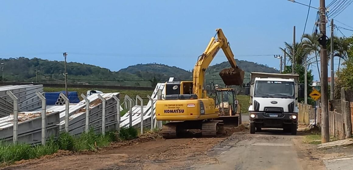 Vereadores de Capivari de Baixo cobram retirada de camada asfáltica no bairro Vila Flor