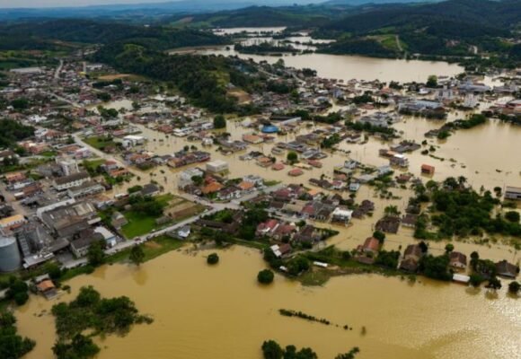 Número de municípios atingidos pela chuva em Santa Catarina sobe para 138
