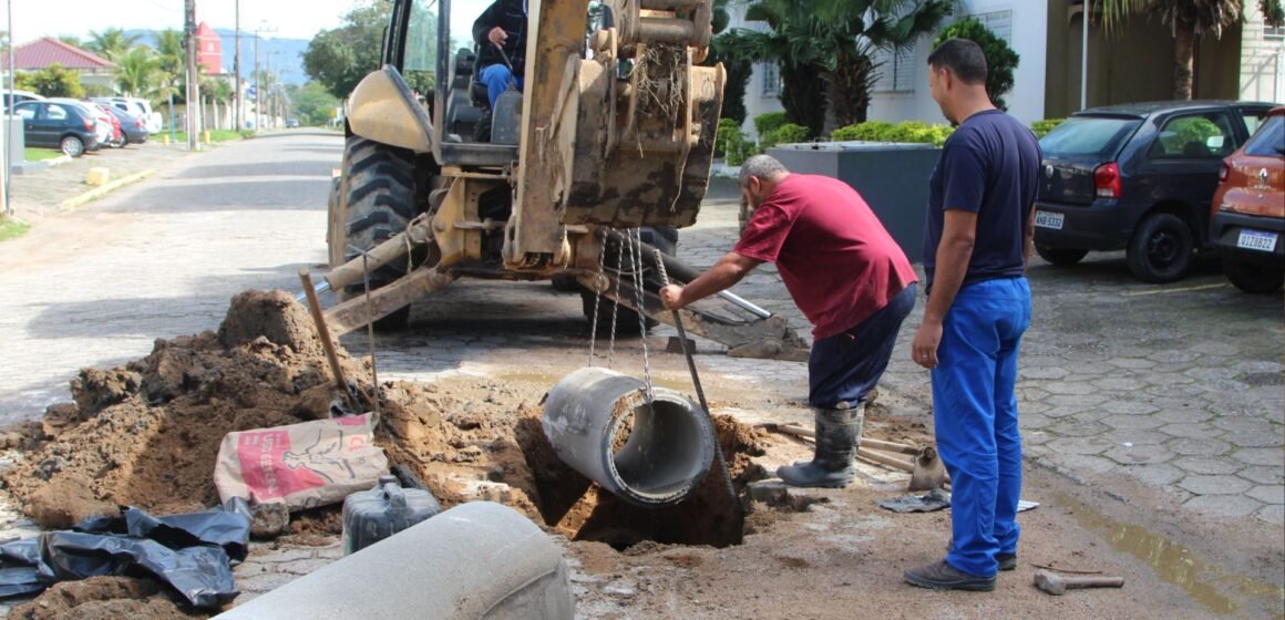 Equipes da Prefeitura de Capivari de Baixo realizam mutirão de limpeza no bairro Santo André