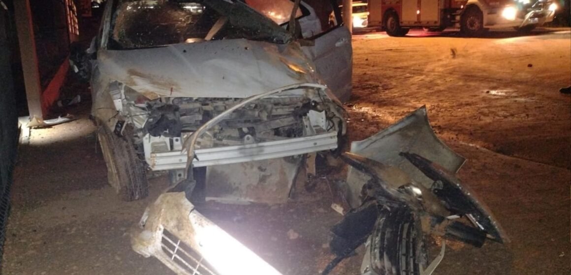 Motorista fica ferido após colidir o veículo contra um poste em São Ludgero