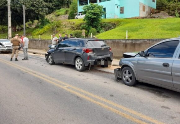 Quatro pessoas ficam feridas após acidente de trânsito em Pedras Grandes
