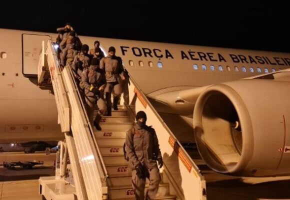 Brasileiros que estavam em áreas de conflito em Israel são repatriado